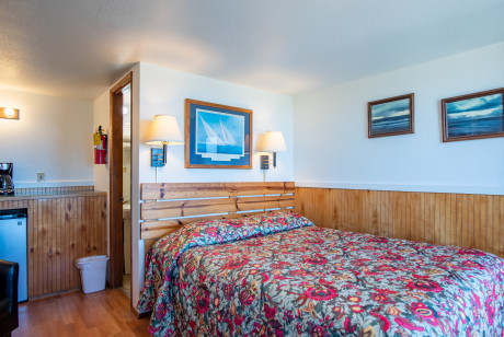 Oceanside Ocean Front Cabins - Guest Room