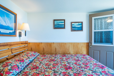 Oceanside Ocean Front Cabins - Guest Room