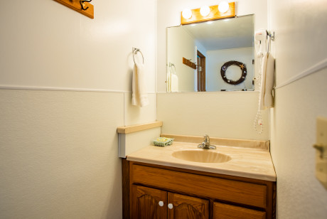 Oceanside Ocean Front Cabins - Private bathroom