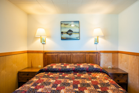 Oceanside Ocean Front Cabins - Guest Room