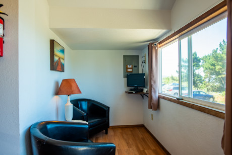 Oceanside Ocean Front Cabins - Cabin interiors - Sitting Area