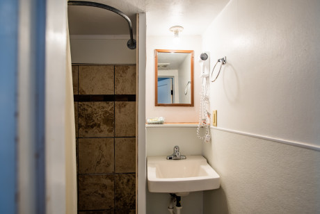 Oceanside Ocean Front Cabins - Private bathroom