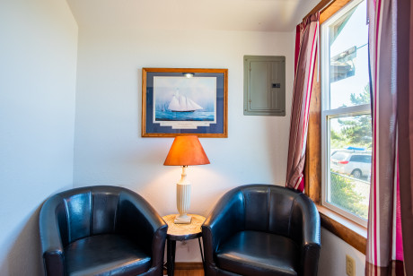 Oceanside Ocean Front Cabins - Cabin interiors - Sitting Area