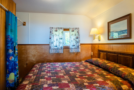 Oceanside Ocean Front Cabins - Guest Room