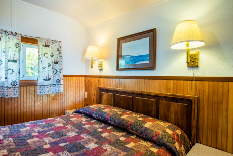 Oceanside Ocean Front Cabins - Guest Room